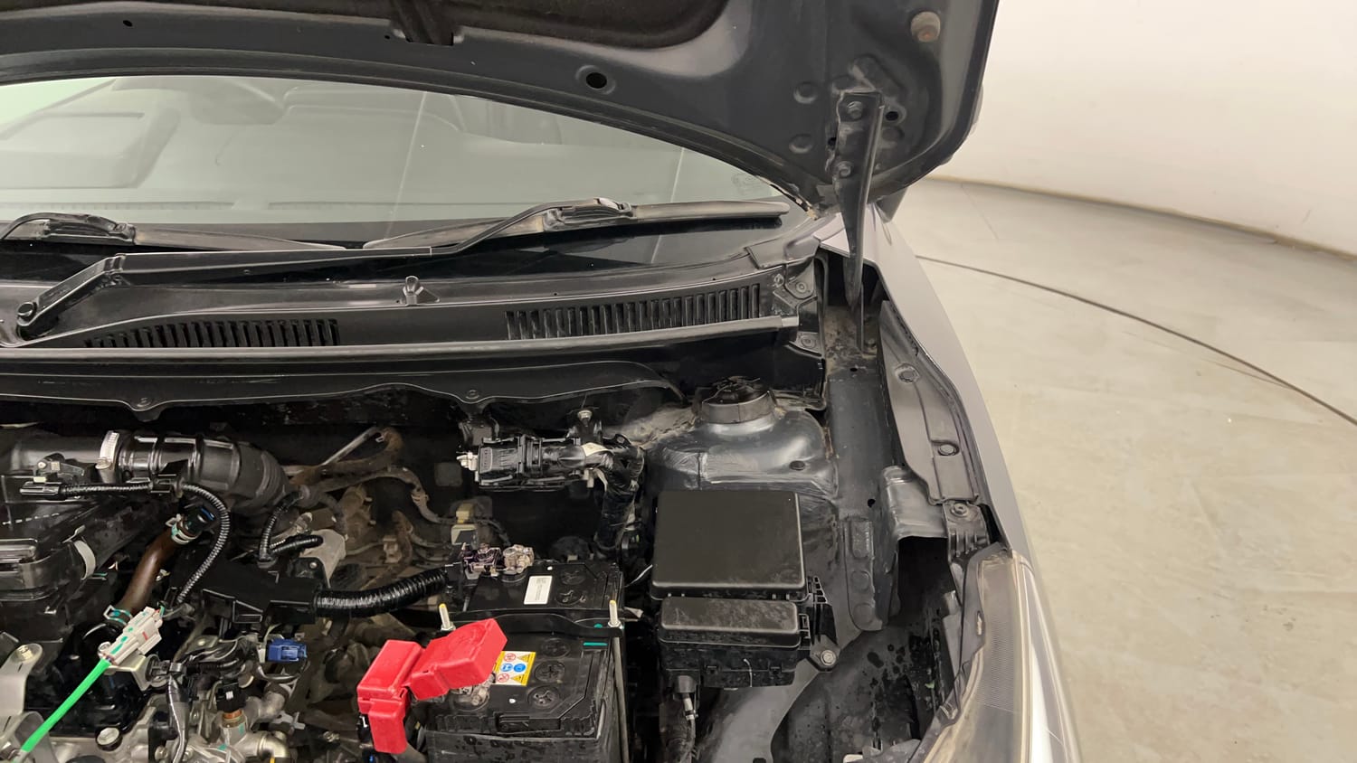 Used 2022 Maruti Suzuki Baleno Alpha MT Petrol Manual engine ENGINE LEFT SIDE HINGE & APRON VIEW