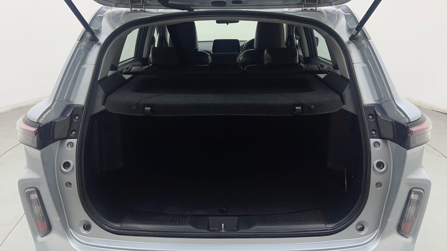 Used 2024 Maruti Suzuki Grand Vitara Delta Smart Hybrid Petrol Manual interior DICKY INSIDE VIEW