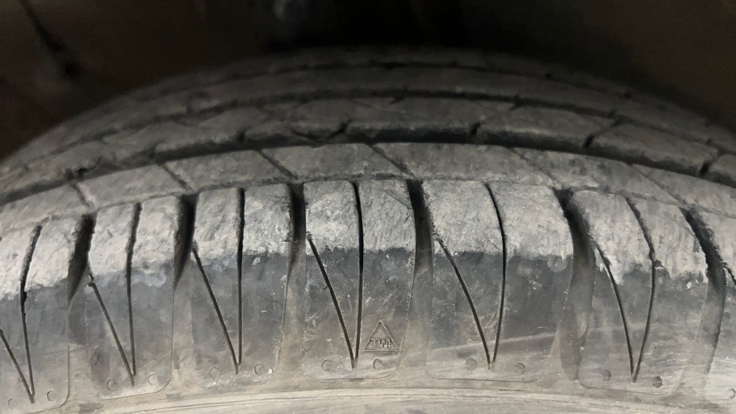 Used 2023 Kia Sonet HTX 1.0 DCT Petrol Automatic tyres RIGHT FRONT TYRE TREAD VIEW