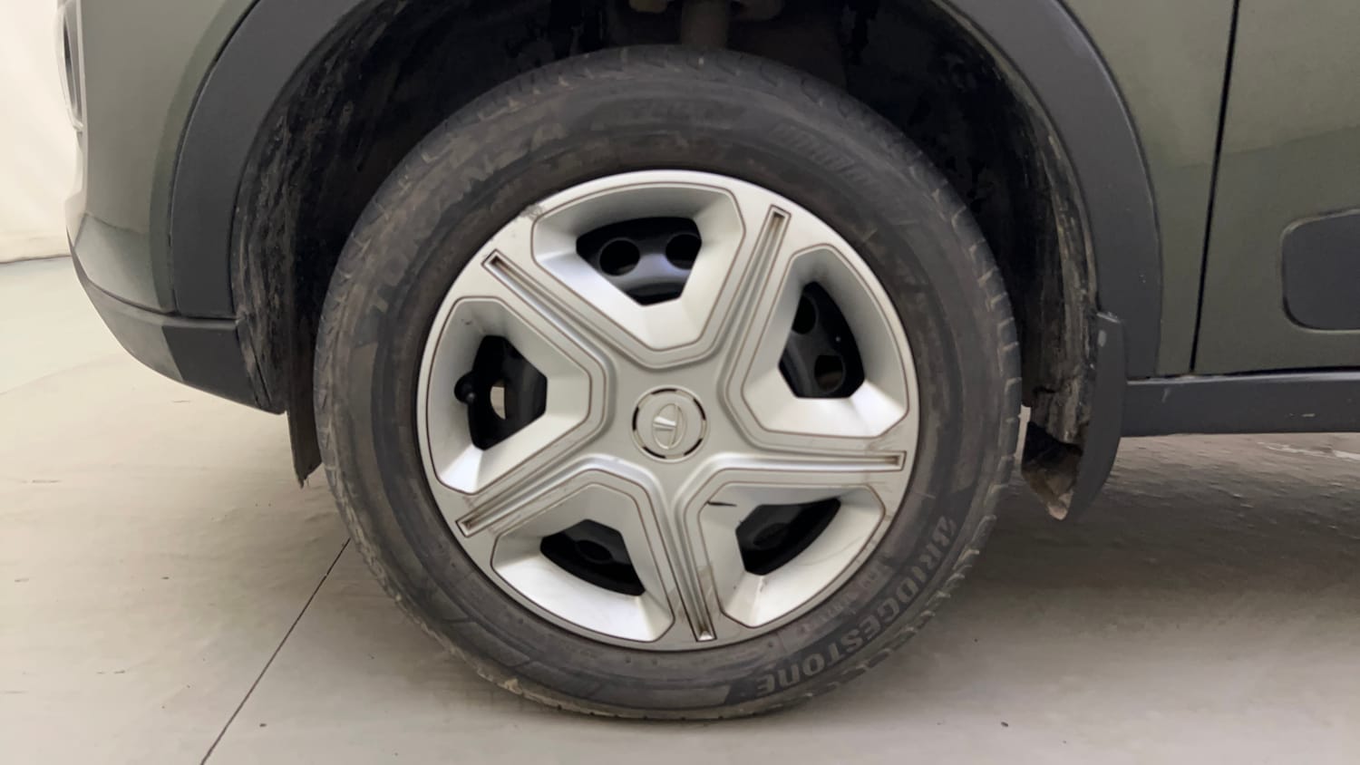 Used 2022 Tata Nexon XMA (S) Petrol Automatic tyres LEFT FRONT TYRE RIM VIEW