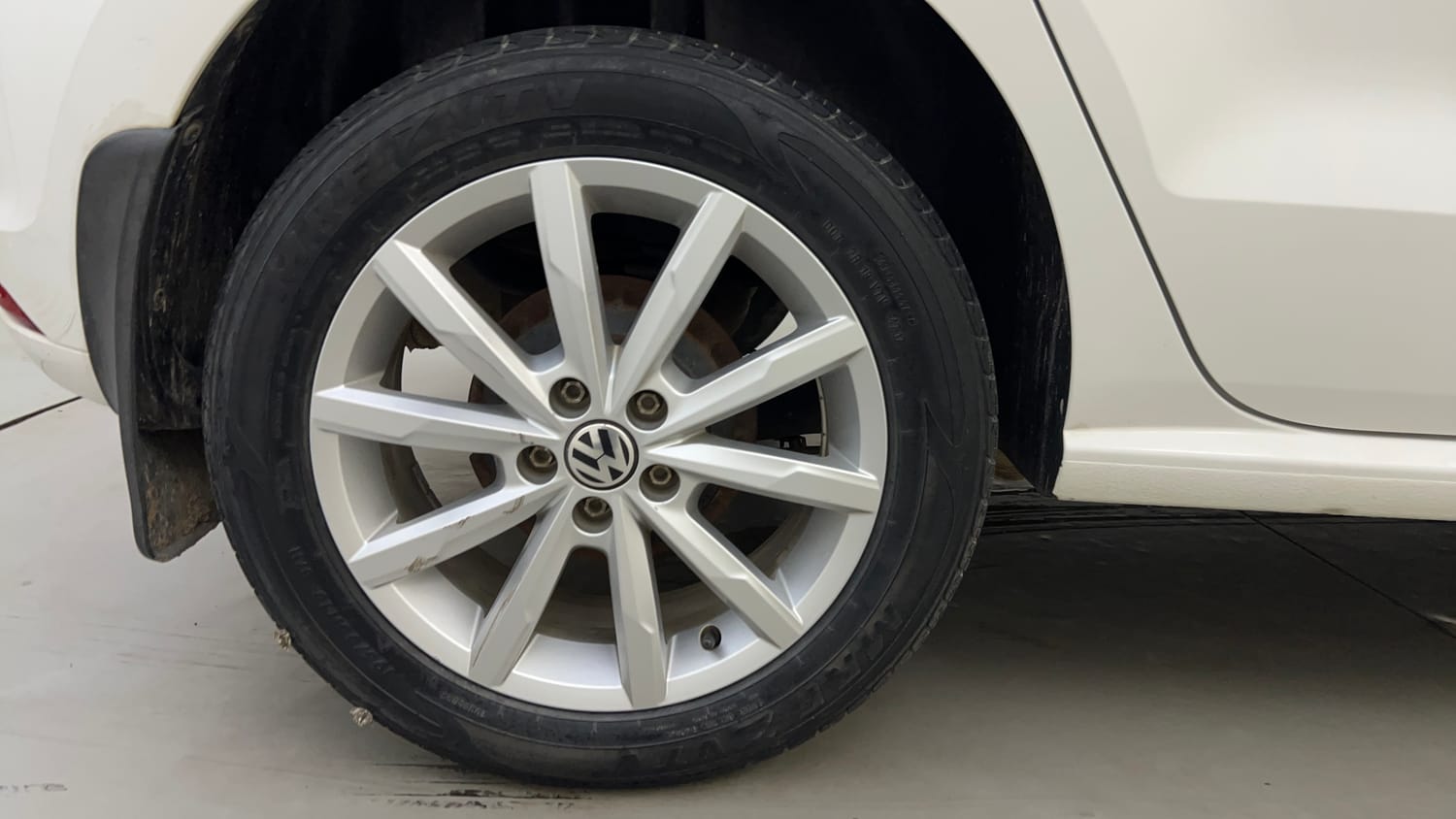 Used 2018 Volkswagen Polo Highline Plus 1.2( P)16 Alloy Petrol Manual tyres RIGHT REAR TYRE RIM VIEW