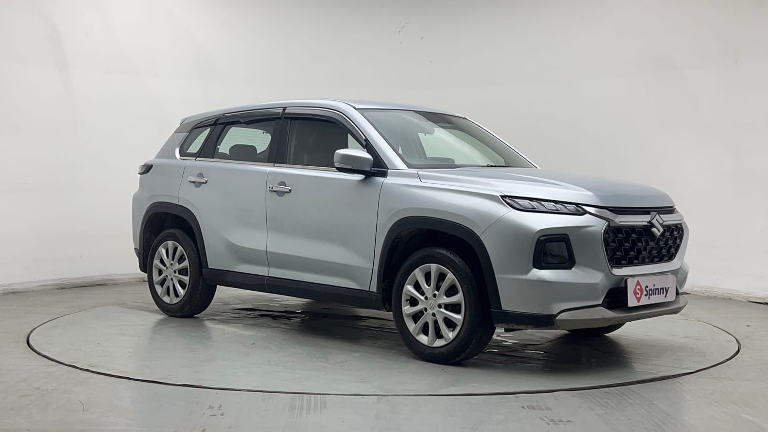 Used 2024 Maruti Suzuki Grand Vitara Delta Smart Hybrid Petrol Manual exterior RIGHT FRONT CORNER VIEW