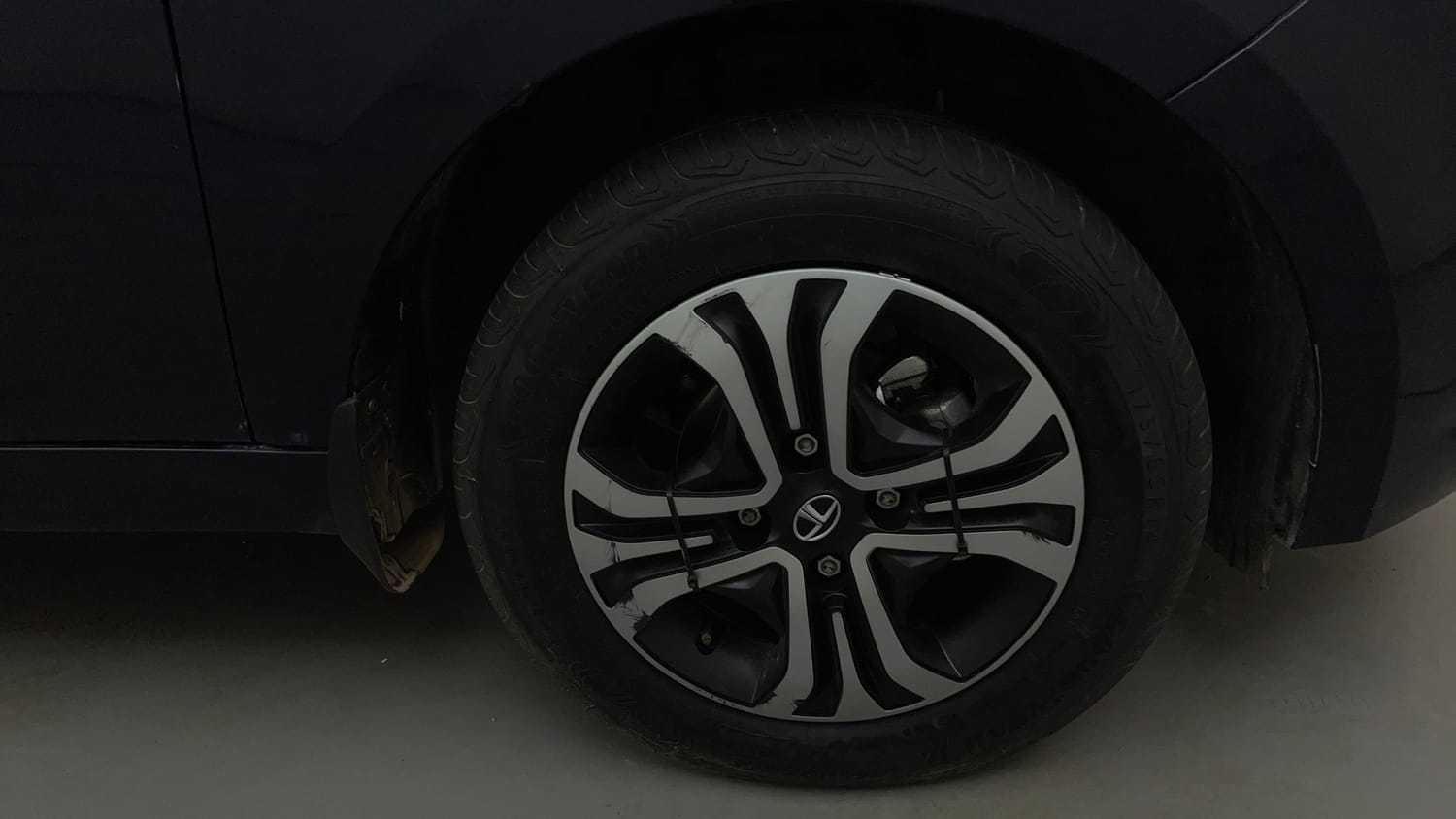 Used 2023 Tata Tiago XTA Petrol Automatic tyres RIGHT FRONT TYRE RIM VIEW