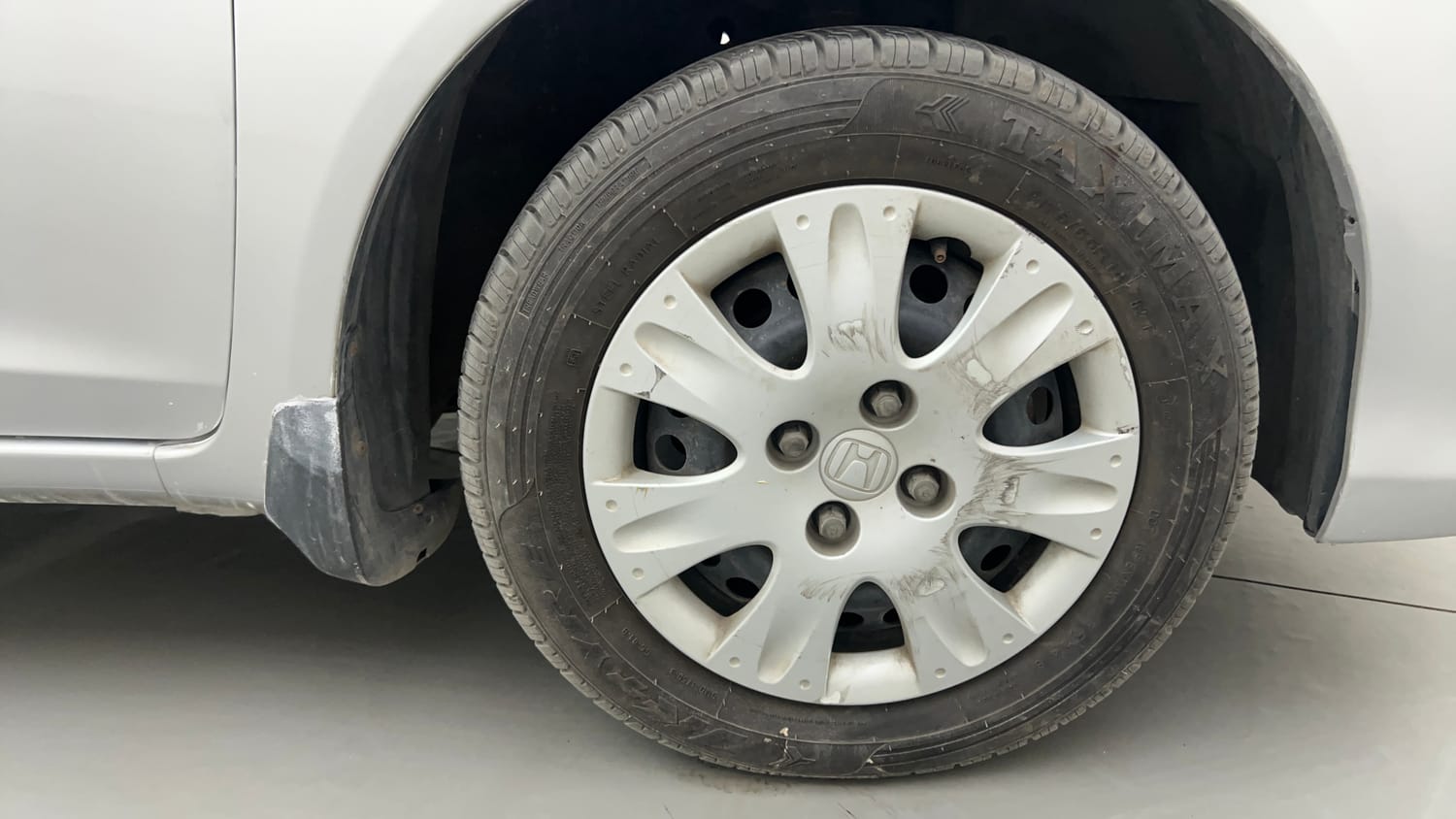 Used 2017 Honda Brio S MT Petrol Manual tyres RIGHT FRONT TYRE RIM VIEW