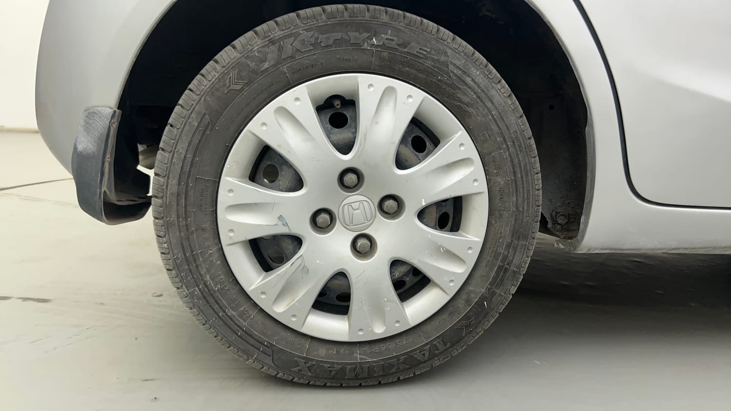 Used 2017 Honda Brio S MT Petrol Manual tyres RIGHT REAR TYRE RIM VIEW