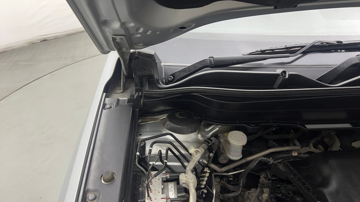 Used 2024 Maruti Suzuki Grand Vitara Delta Smart Hybrid Petrol Manual engine ENGINE RIGHT SIDE HINGE & APRON VIEW