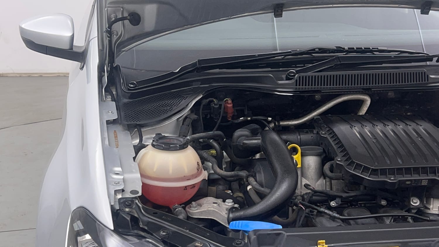Used 2019 Volkswagen Ameo Trendline 1.0L (P) Petrol Manual engine ENGINE RIGHT SIDE HINGE & APRON VIEW