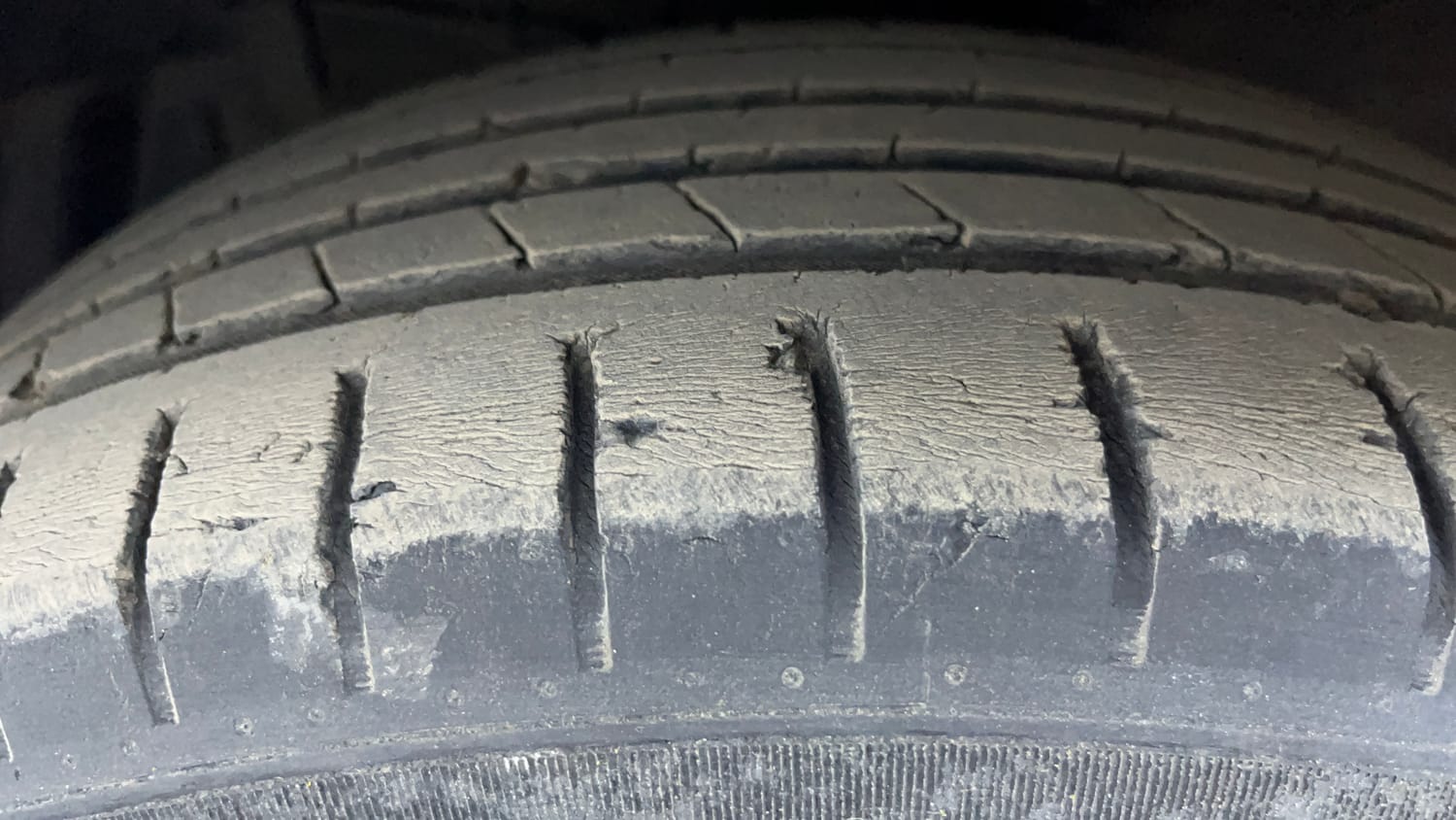 Used 2018 Maruti Suzuki Ciaz Alpha Hybrid 1.5 AT Petrol Automatic tyres LEFT FRONT TYRE TREAD VIEW