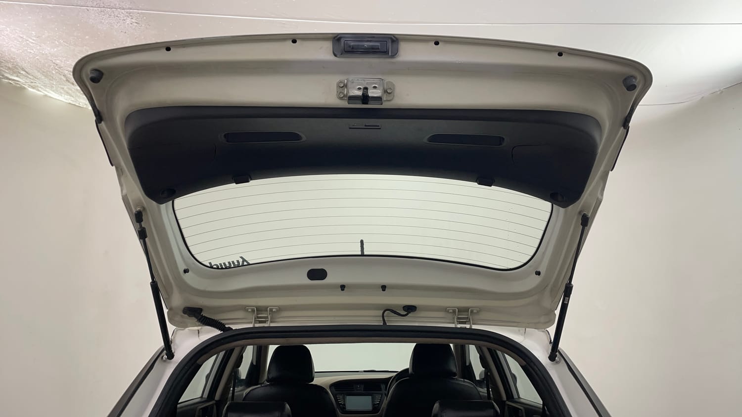 Used 2018 Hyundai Elite i20 Asta 1.2 (O) Petrol Manual interior DICKY DOOR OPEN VIEW