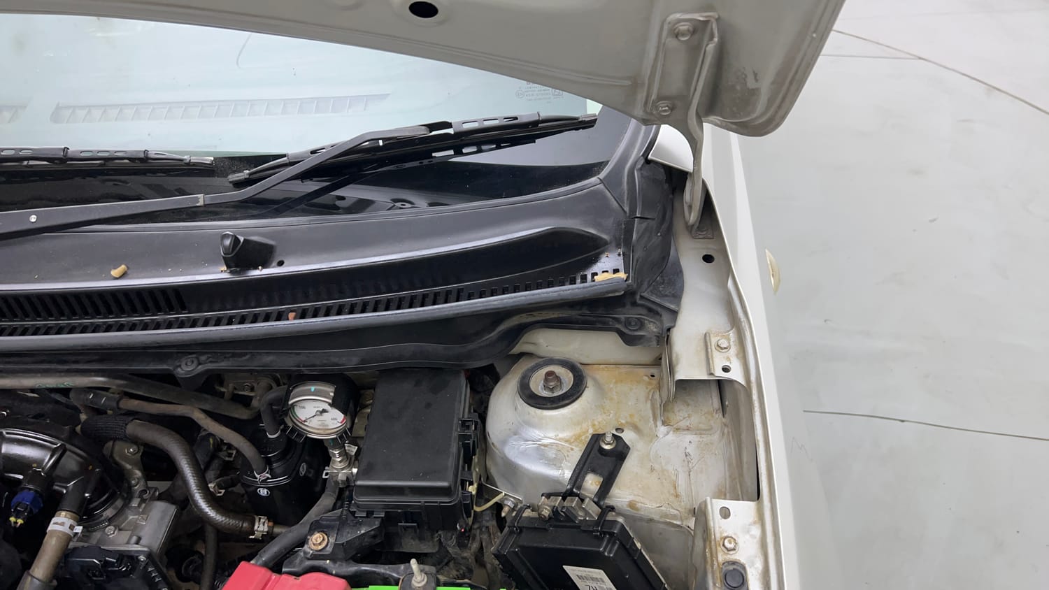 Used 2019 Maruti Suzuki Celerio VXi (O) CNG Cng Manual engine ENGINE LEFT SIDE HINGE & APRON VIEW