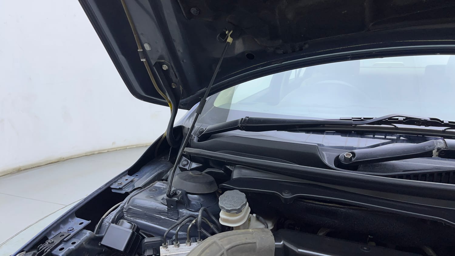 Used 2018 Maruti Suzuki Ciaz Alpha Hybrid 1.5 AT Petrol Automatic engine ENGINE RIGHT SIDE HINGE & APRON VIEW