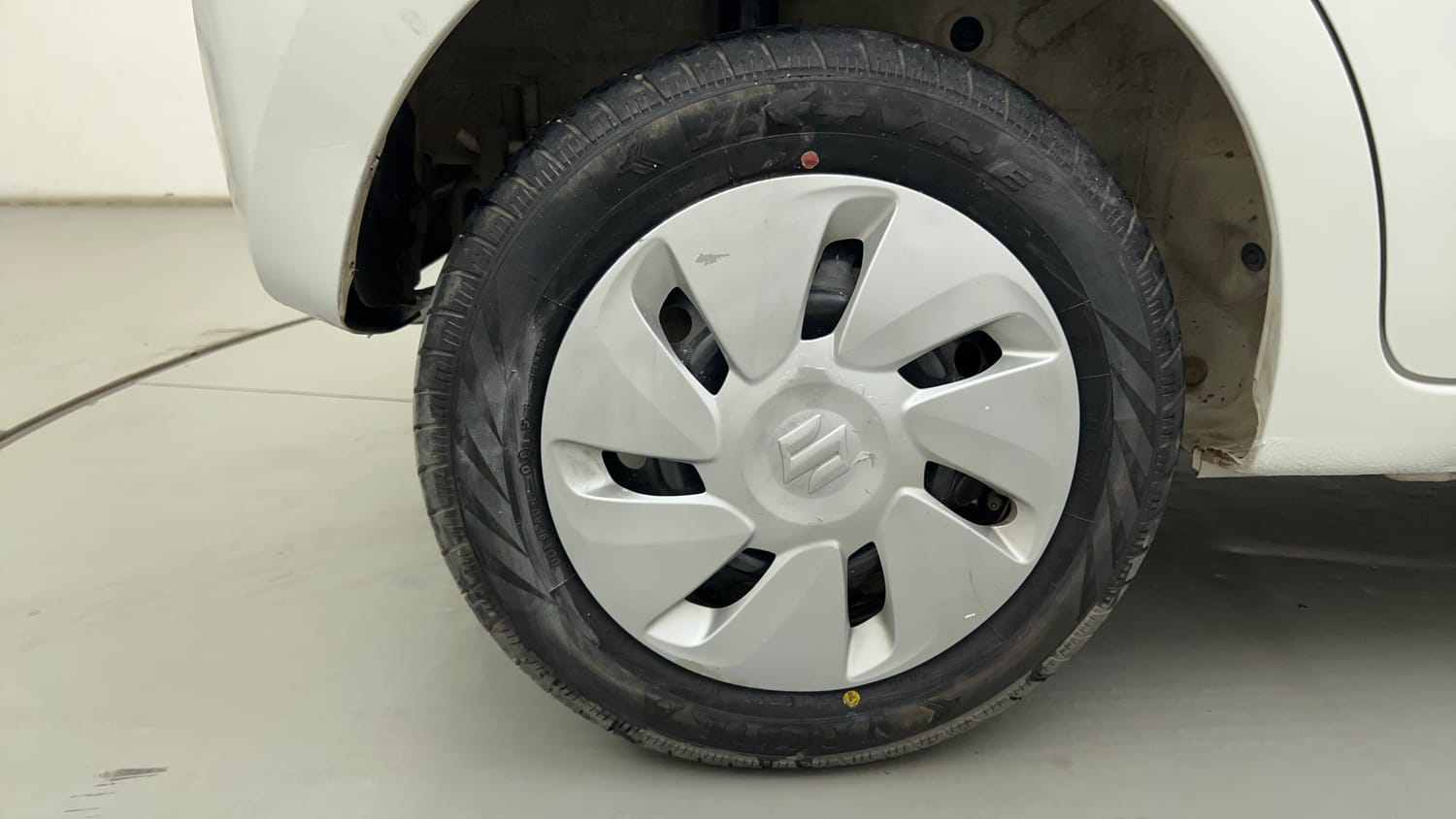 Used 2015 Maruti Suzuki Celerio VXi AMT Petrol Automatic tyres RIGHT REAR TYRE RIM VIEW