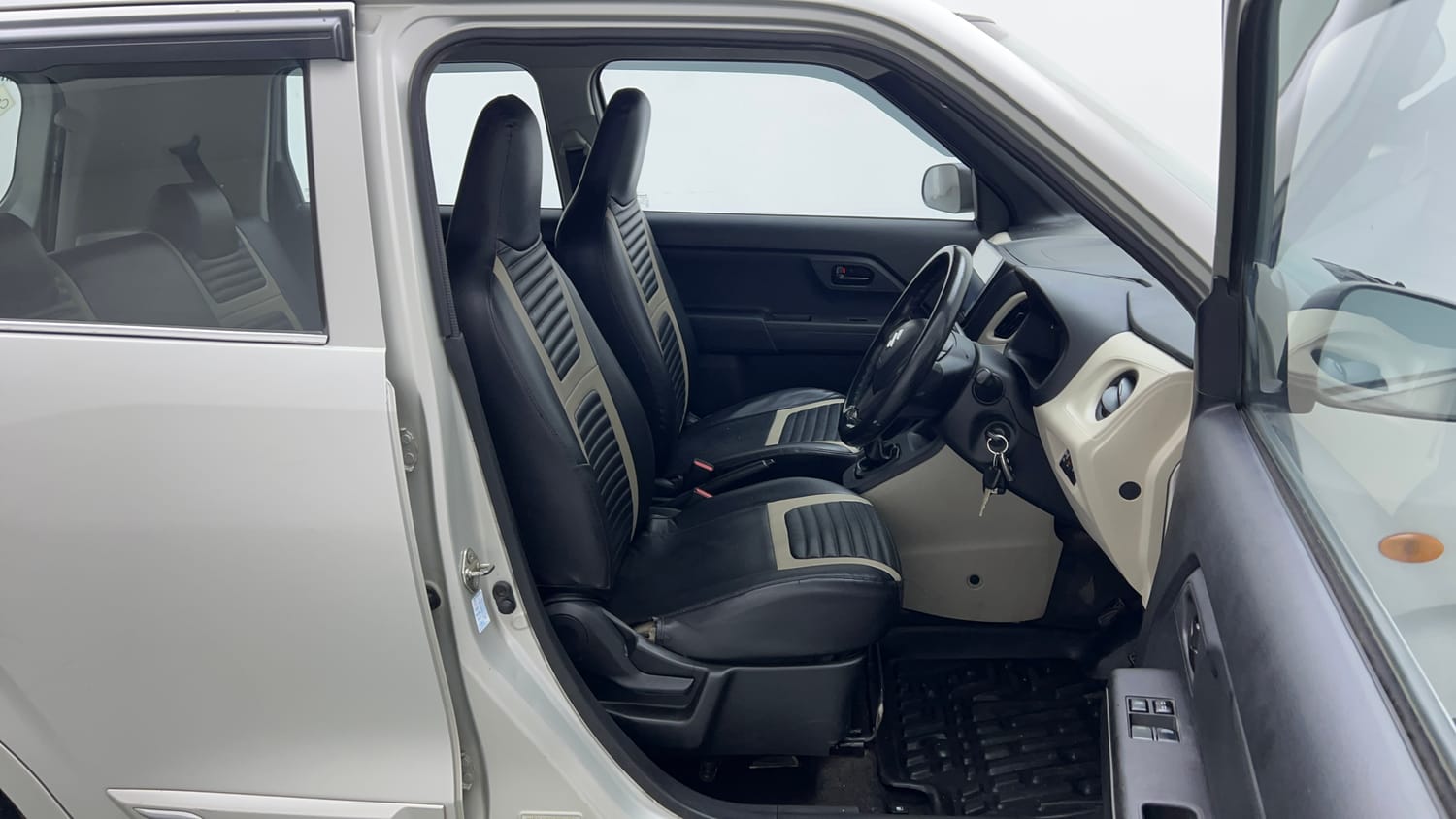 Used 2020 Maruti Suzuki Wagon R LXi 1.0 CNG Cng Manual interior RIGHT SIDE FRONT DOOR CABIN VIEW