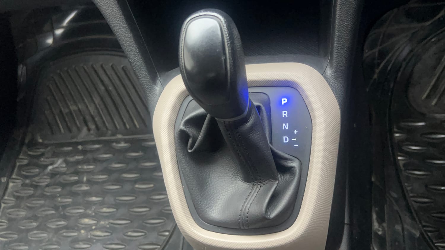 Used 2018 Hyundai Grand i10 Magna AT 1.2 Kappa VTVT Petrol Automatic interior GEAR  KNOB VIEW