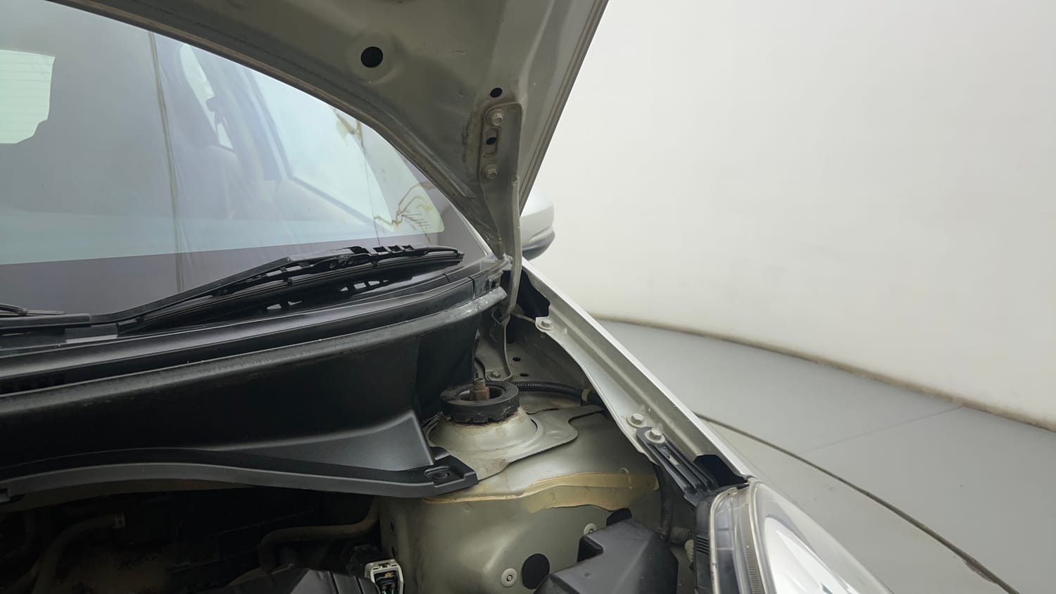 Used 2017 Honda Brio S MT Petrol Manual engine ENGINE LEFT SIDE HINGE & APRON VIEW