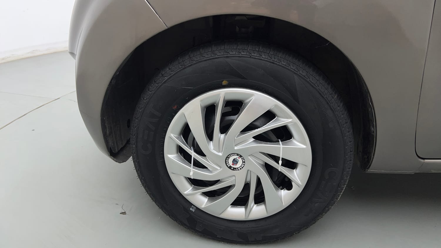 Used 2017 Datsun Redi-GO T (O) Petrol Manual tyres LEFT FRONT TYRE RIM VIEW