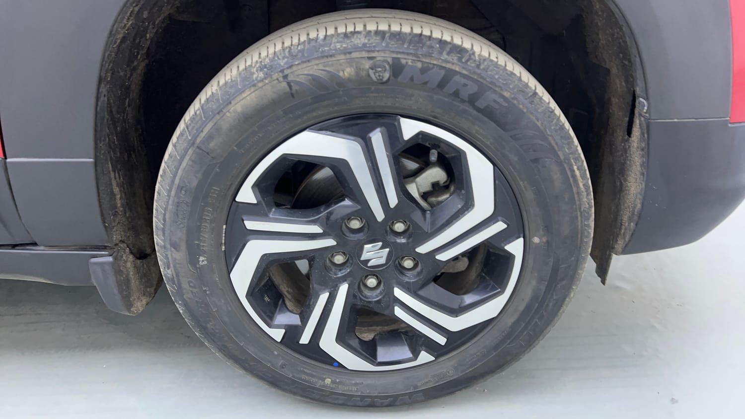 Used 2024 Maruti Suzuki Brezza Zxi Plus Dual Tone Petrol Manual tyres RIGHT FRONT TYRE RIM VIEW