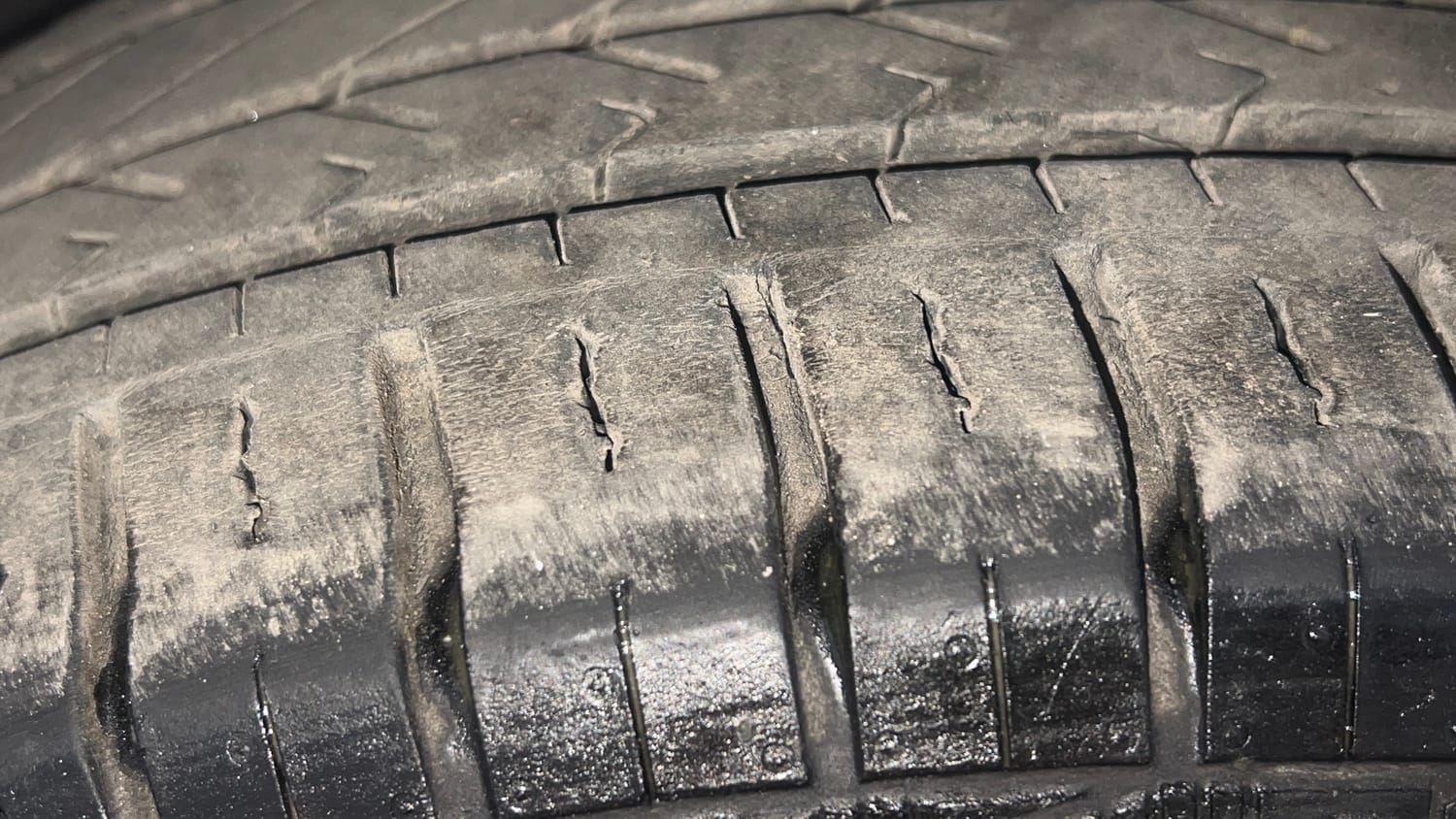 Used 2019 Volkswagen Ameo Trendline 1.0L (P) Petrol Manual tyres LEFT FRONT TYRE TREAD VIEW