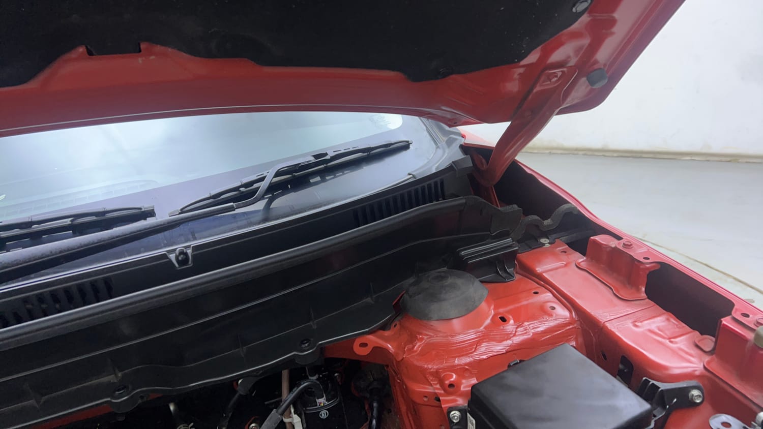 Used 2024 Maruti Suzuki Brezza Zxi Plus Dual Tone Petrol Manual engine ENGINE LEFT SIDE HINGE & APRON VIEW