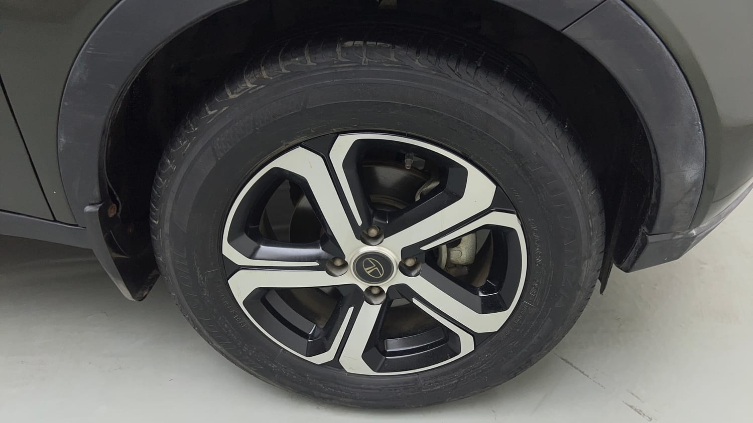 Used 2021 Tata Nexon XZA Plus Petrol Automatic tyres RIGHT FRONT TYRE RIM VIEW