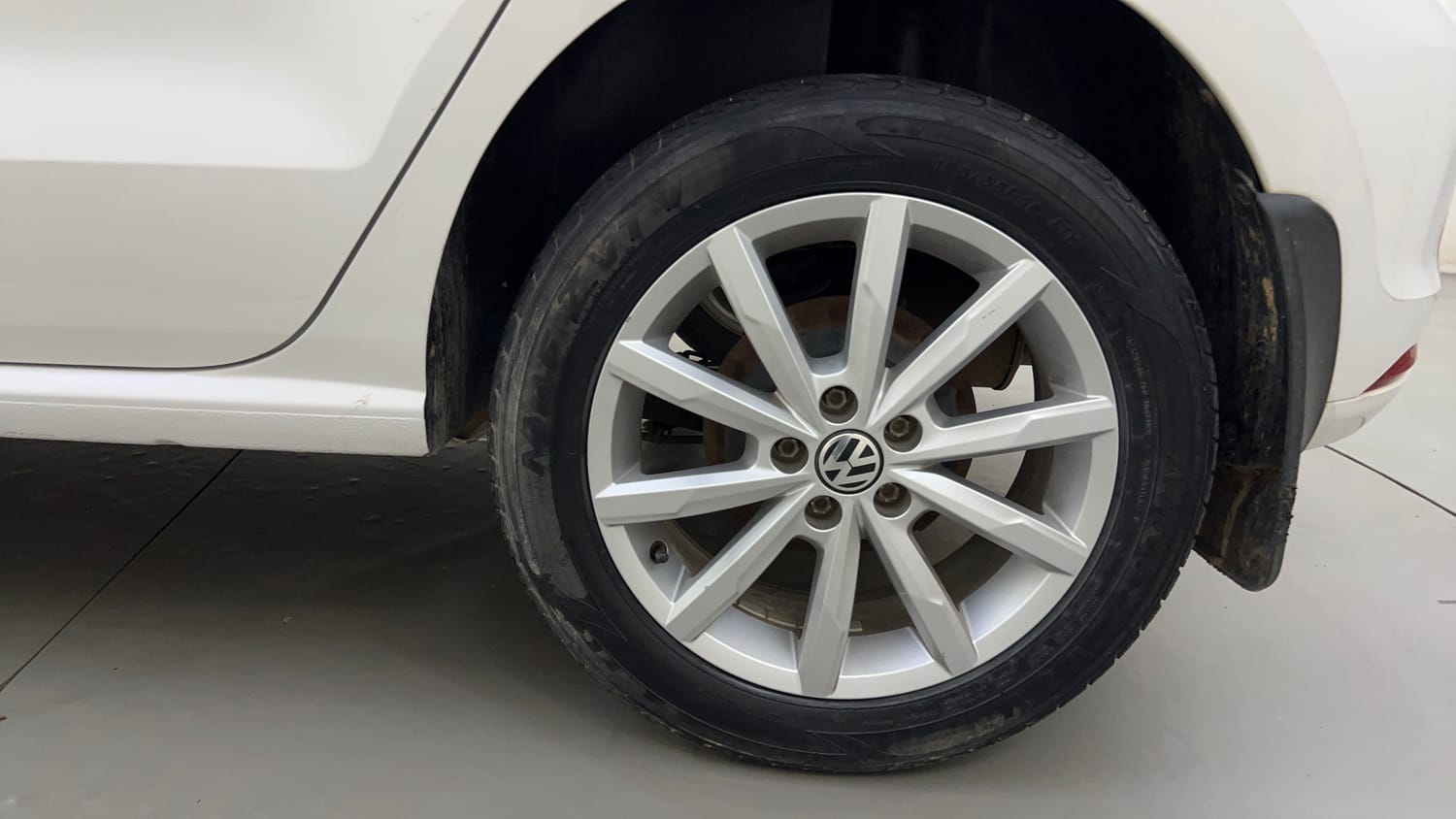 Used 2018 Volkswagen Polo Highline Plus 1.2( P)16 Alloy Petrol Manual tyres LEFT REAR TYRE RIM VIEW