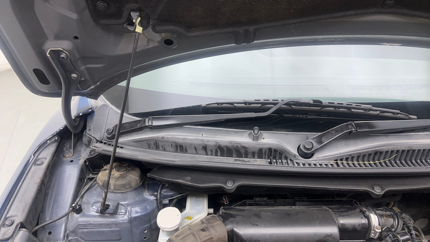 Used 2018 Maruti Suzuki Baleno Zeta 1.2 Petrol Manual engine ENGINE RIGHT SIDE HINGE & APRON VIEW
