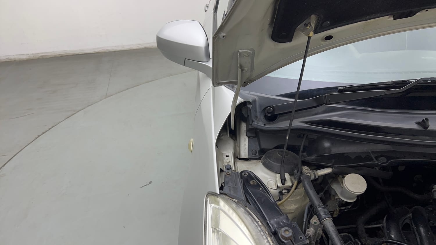 Used 2017 Maruti Suzuki Swift Lxi (O) Petrol Manual engine ENGINE RIGHT SIDE HINGE & APRON VIEW