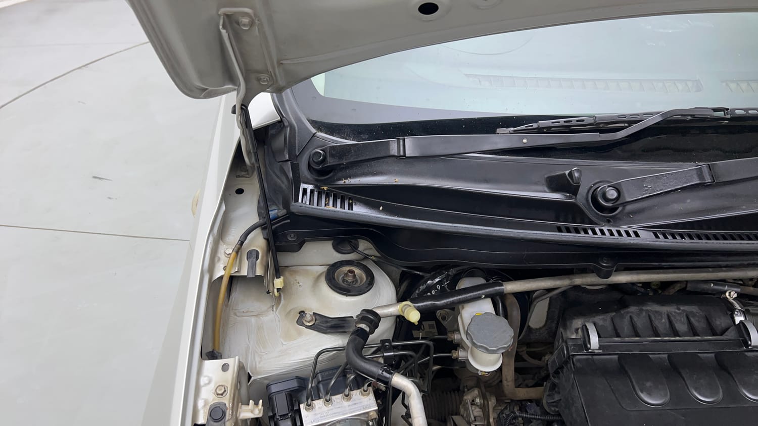 Used 2019 Maruti Suzuki Celerio VXi (O) CNG Cng Manual engine ENGINE RIGHT SIDE HINGE & APRON VIEW
