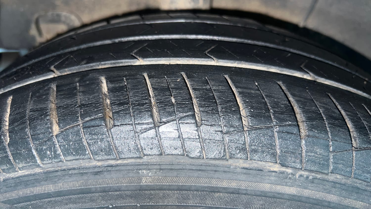 Used 2018 Hyundai Grand i10 Magna AT 1.2 Kappa VTVT Petrol Automatic tyres RIGHT REAR TYRE TREAD VIEW