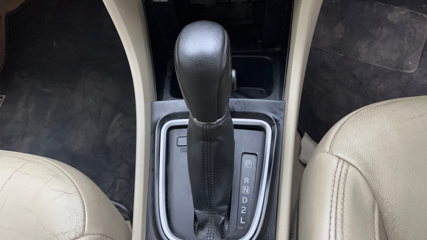 Used 2018 Maruti Suzuki Ciaz Alpha Hybrid 1.5 AT Petrol Automatic interior GEAR  KNOB VIEW