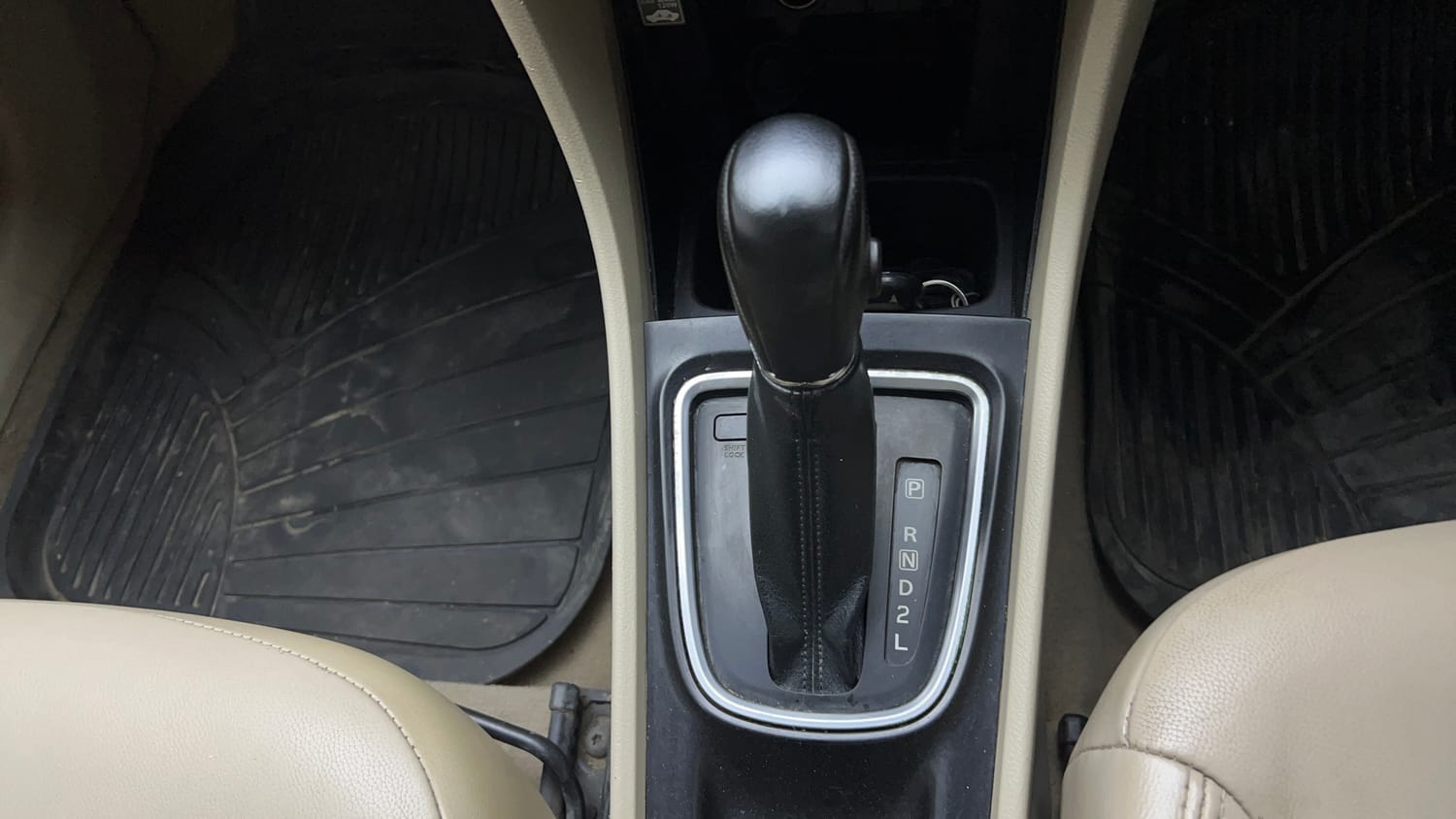 Used 2016 Maruti Suzuki Ciaz ZXI+ AT Petrol Automatic interior GEAR  KNOB VIEW