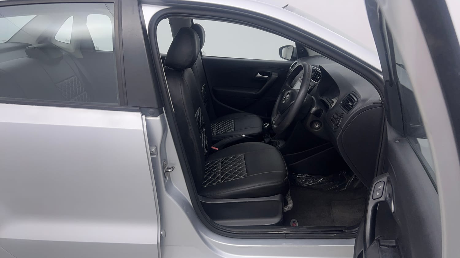 Used 2019 Volkswagen Ameo Trendline 1.0L (P) Petrol Manual interior RIGHT SIDE FRONT DOOR CABIN VIEW