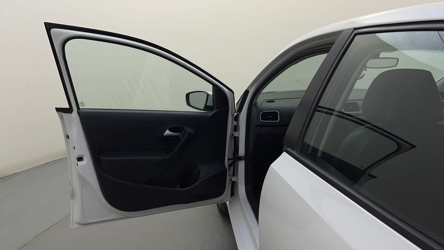 Used 2018 Volkswagen Polo Highline Plus 1.2( P)16 Alloy Petrol Manual interior LEFT FRONT DOOR OPEN VIEW