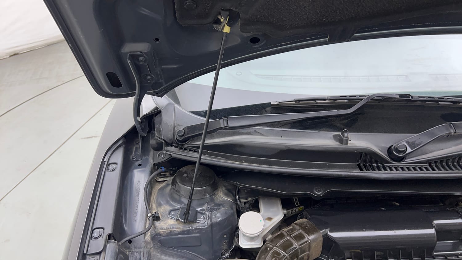 Used 2018 Maruti Suzuki Baleno Zeta 1.2 Petrol Manual engine ENGINE RIGHT SIDE HINGE & APRON VIEW