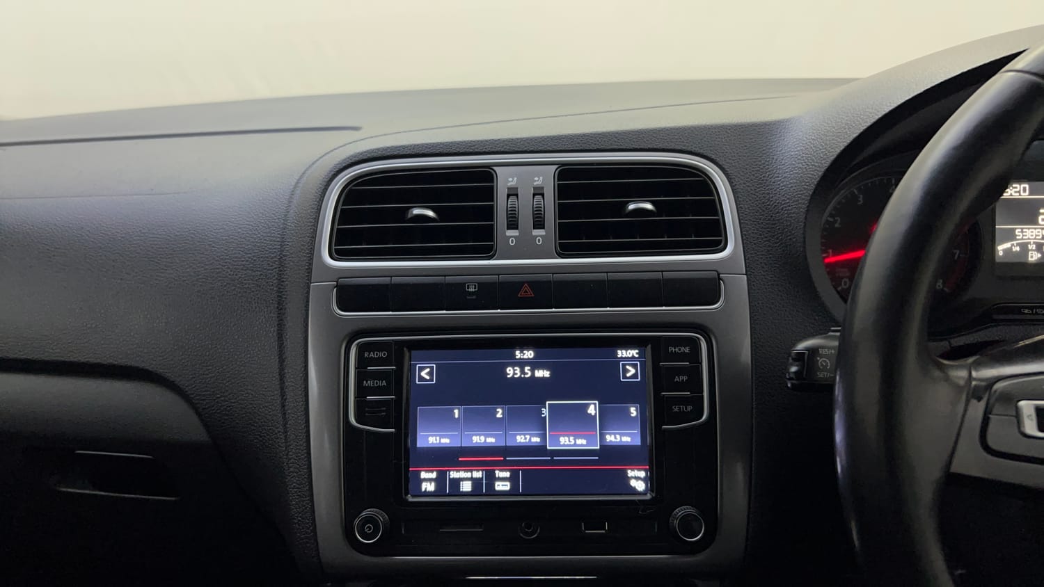 Used 2018 Volkswagen Polo Highline Plus 1.2( P)16 Alloy Petrol Manual top_features Integrated (in-dash) music system