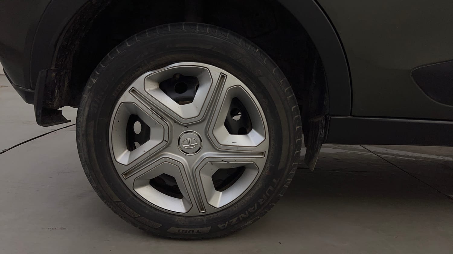 Used 2022 Tata Nexon XMA (S) Petrol Automatic tyres RIGHT REAR TYRE RIM VIEW