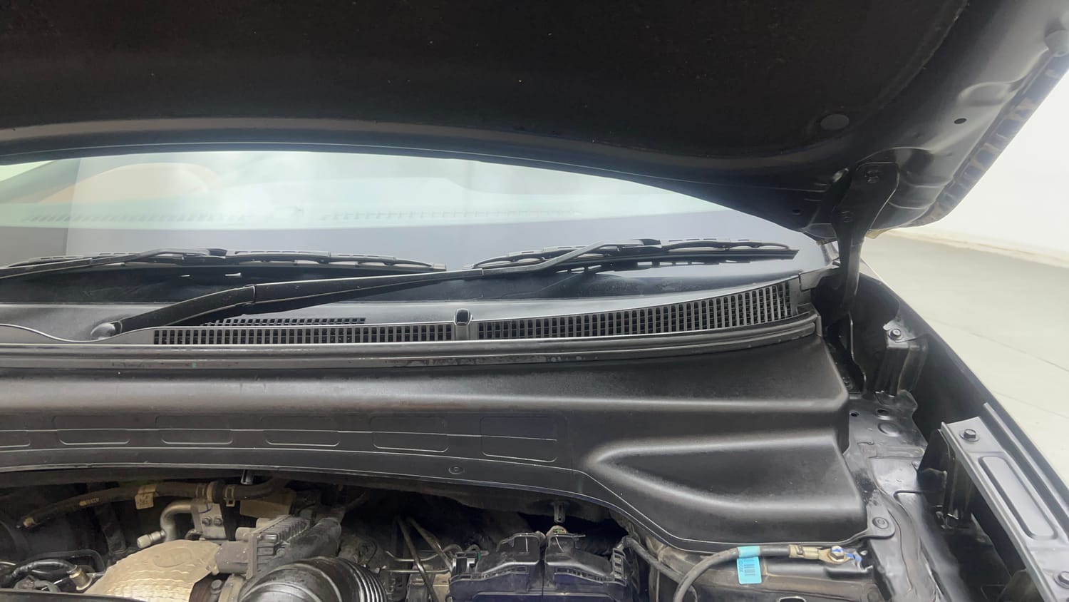 Used 2023 Hyundai Alcazar Signature (O) 7 Seater 1.5 Diesel AT Diesel Automatic engine ENGINE LEFT SIDE HINGE & APRON VIEW