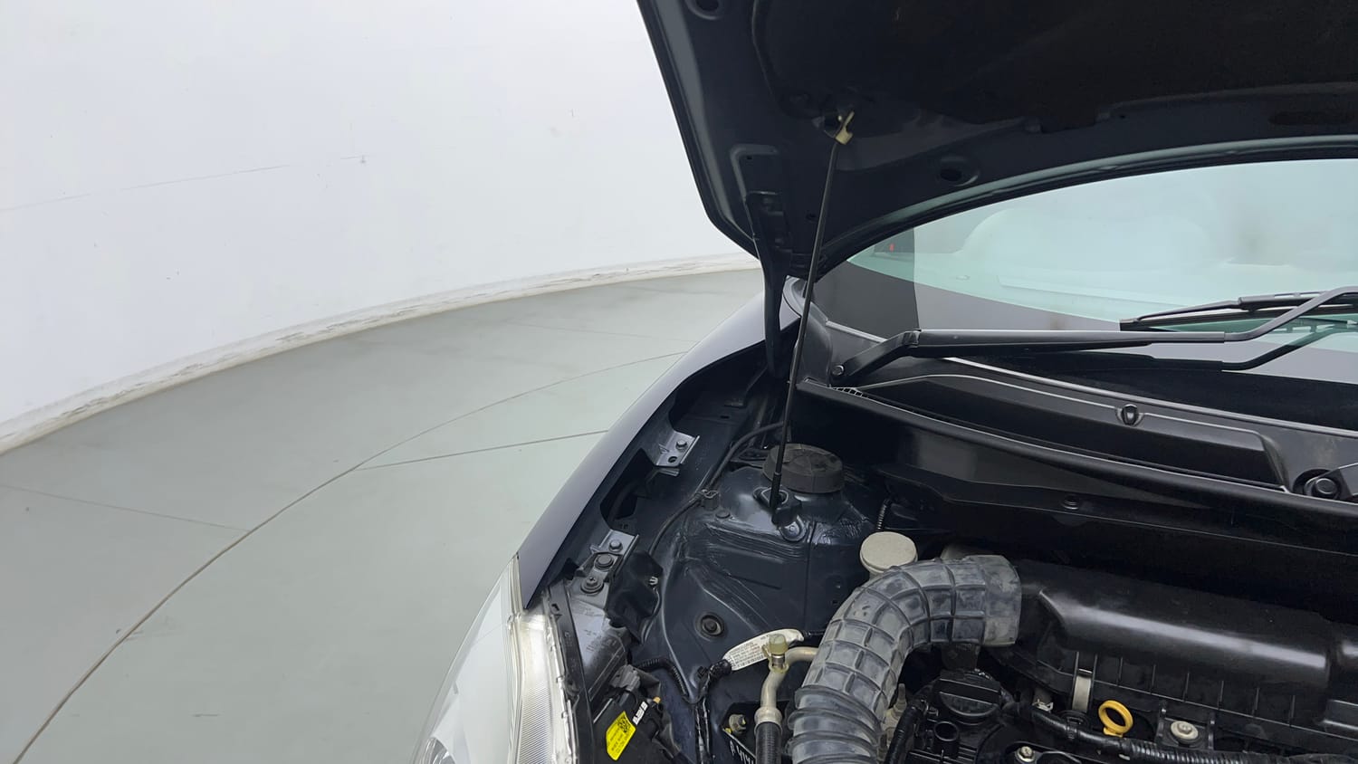Used 2019 Maruti Suzuki Swift ZXi Petrol Manual engine ENGINE RIGHT SIDE HINGE & APRON VIEW