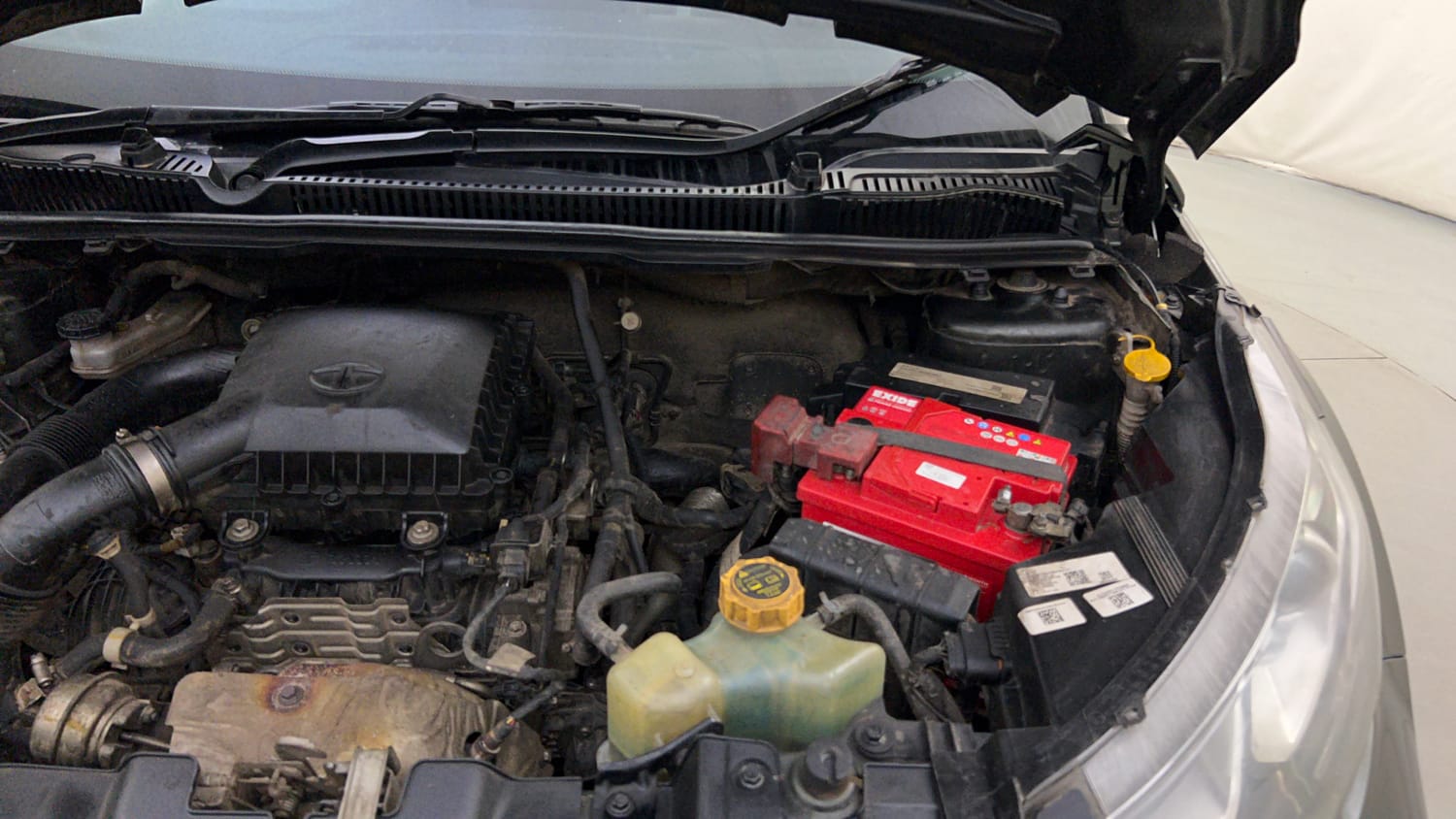 Used 2022 Tata Nexon XMA (S) Petrol Automatic engine ENGINE LEFT SIDE HINGE & APRON VIEW