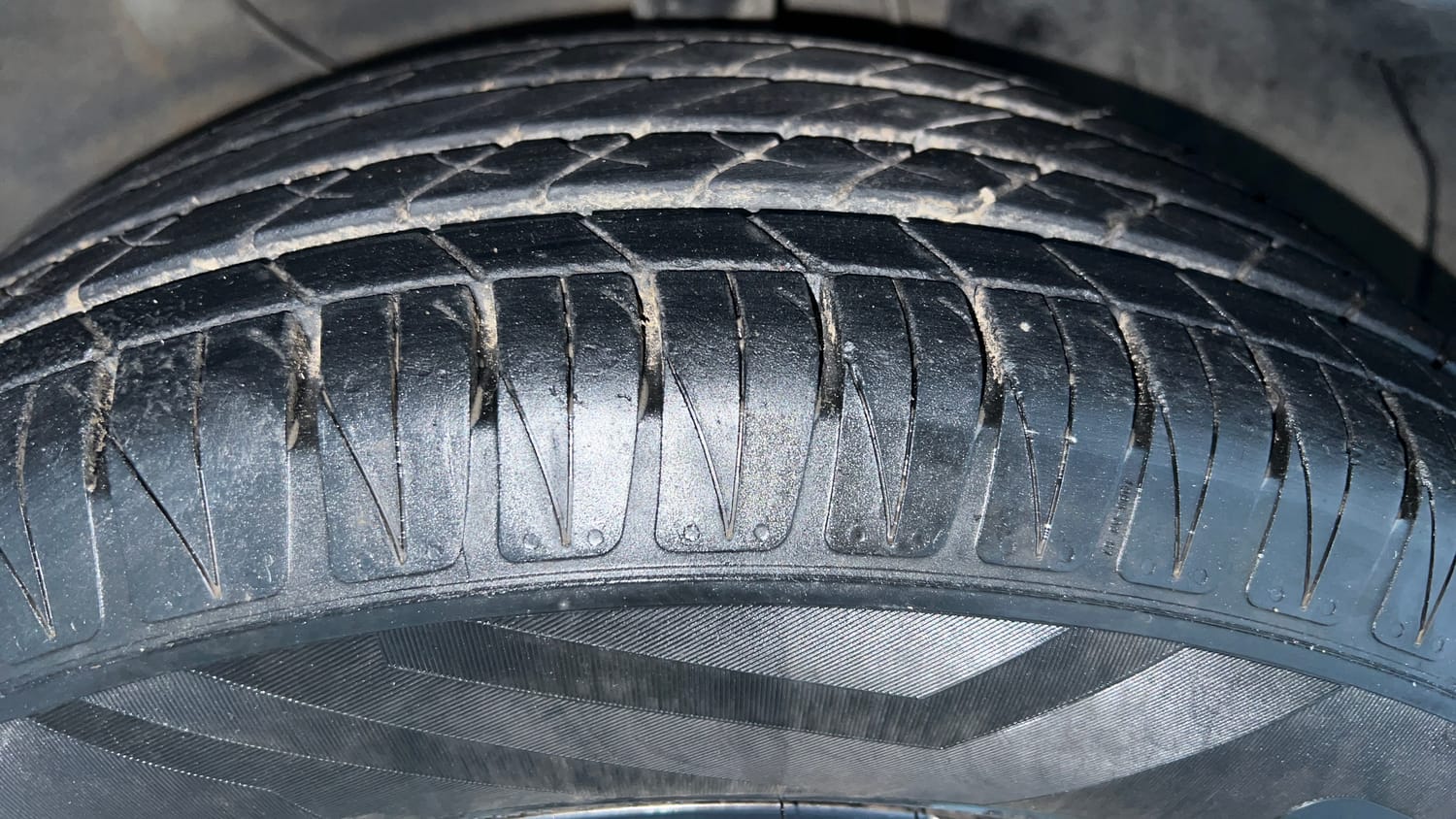 Used 2023 Kia Sonet HTX 1.0 Turbo Petrol DCT Petrol Automatic tyres RIGHT FRONT TYRE TREAD VIEW