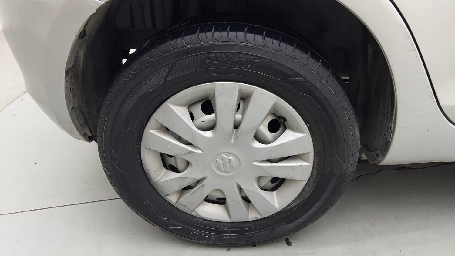 Used 2017 Maruti Suzuki Swift Lxi (O) Petrol Manual tyres RIGHT REAR TYRE RIM VIEW