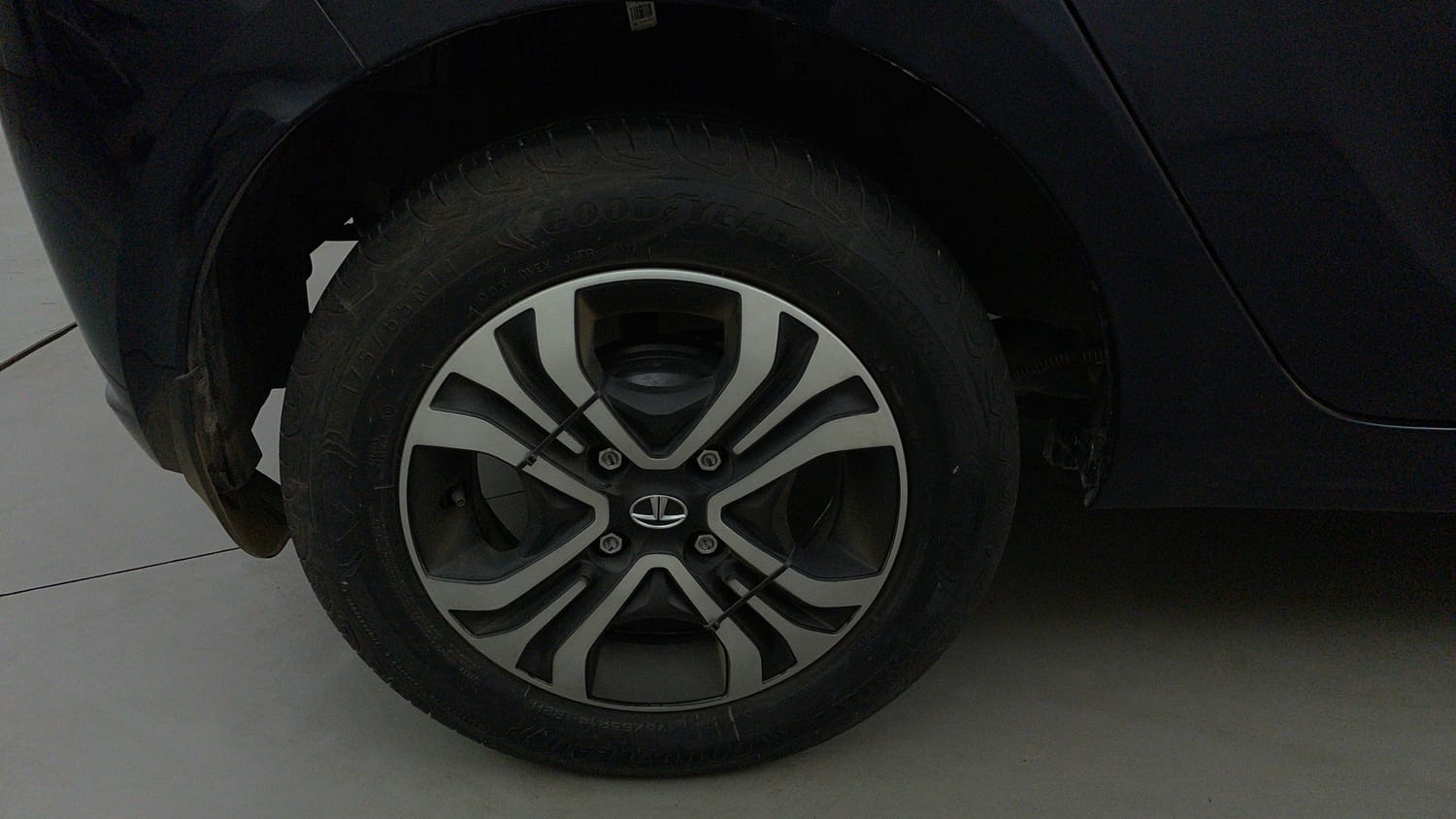 Used 2023 Tata Tiago XTA Petrol Automatic tyres RIGHT REAR TYRE RIM VIEW