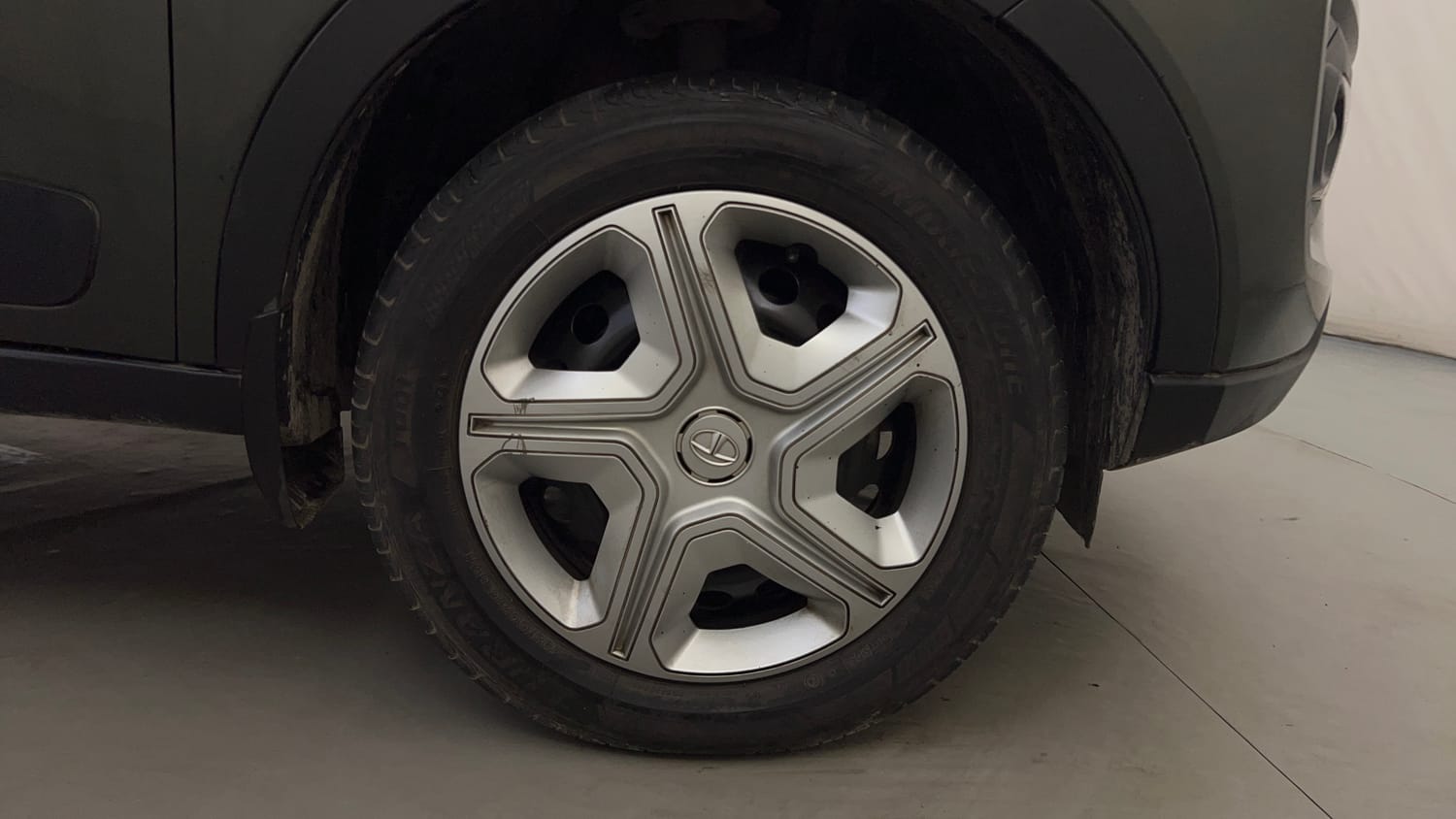 Used 2022 Tata Nexon XMA (S) Petrol Automatic tyres RIGHT FRONT TYRE RIM VIEW