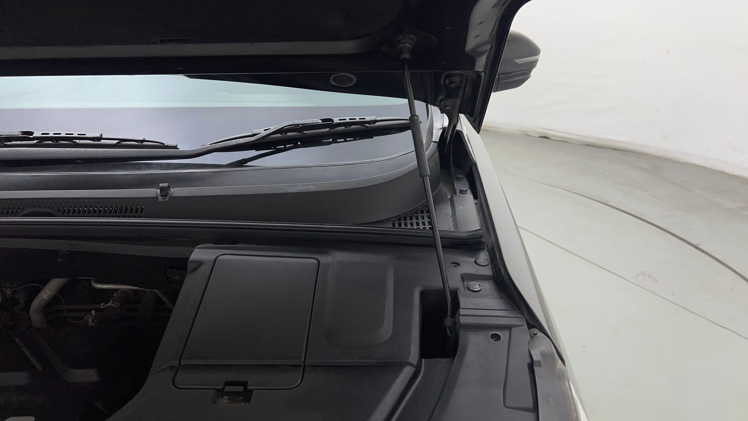 Used 2019 MG Motors Hector Sharp Hybrid 1.5 Petrol Hybrid Manual engine ENGINE LEFT SIDE HINGE & APRON VIEW
