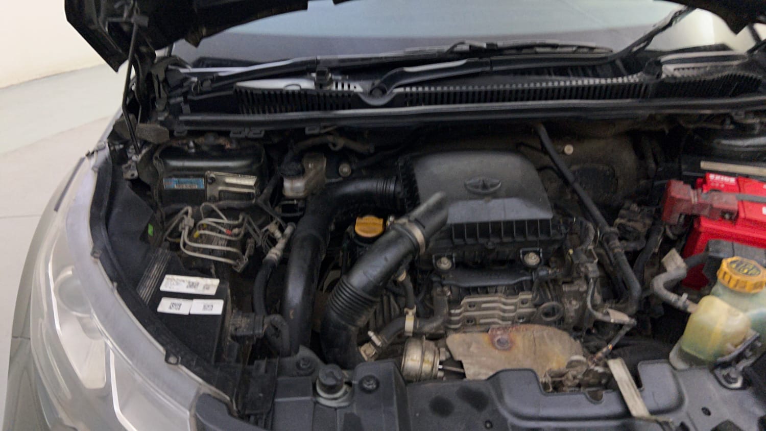 Used 2022 Tata Nexon XMA (S) Petrol Automatic engine ENGINE RIGHT SIDE HINGE & APRON VIEW