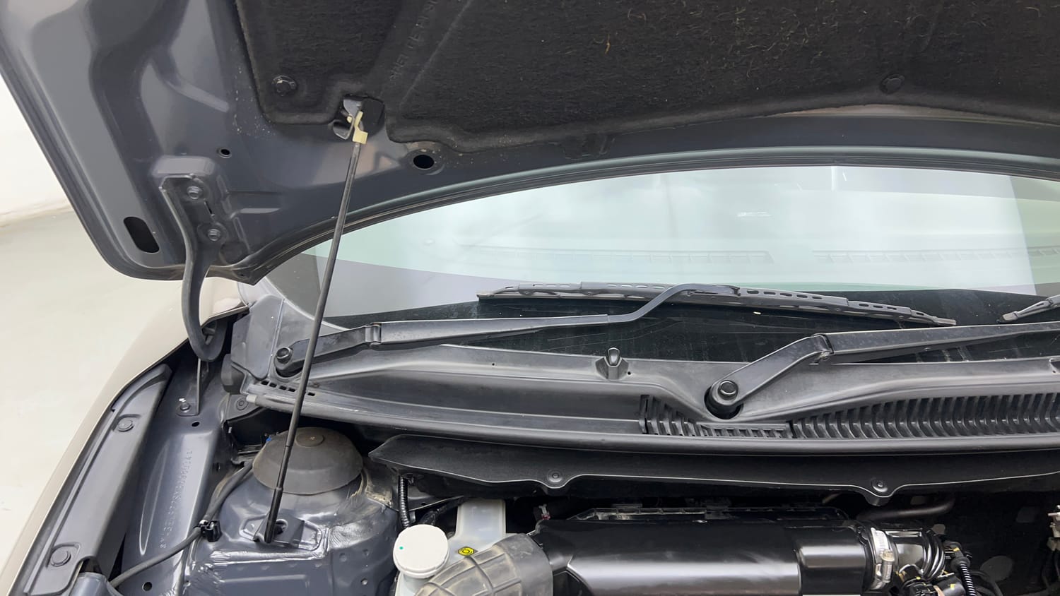 Used 2021 Maruti Suzuki Baleno Delta Petrol Manual engine ENGINE RIGHT SIDE HINGE & APRON VIEW