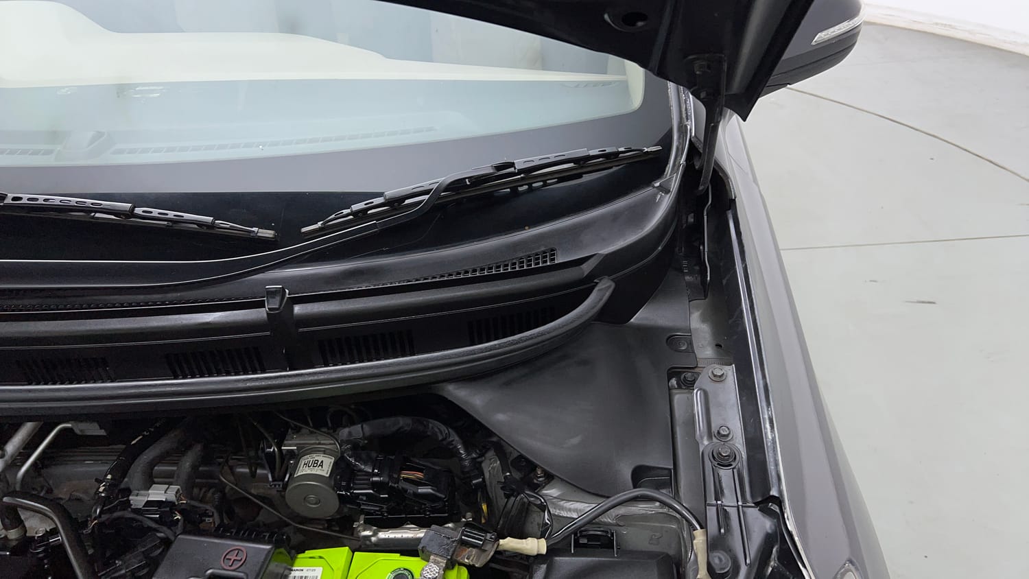 Used 2017 Hyundai Elite i20 Asta 1.2 Petrol Manual engine ENGINE LEFT SIDE HINGE & APRON VIEW