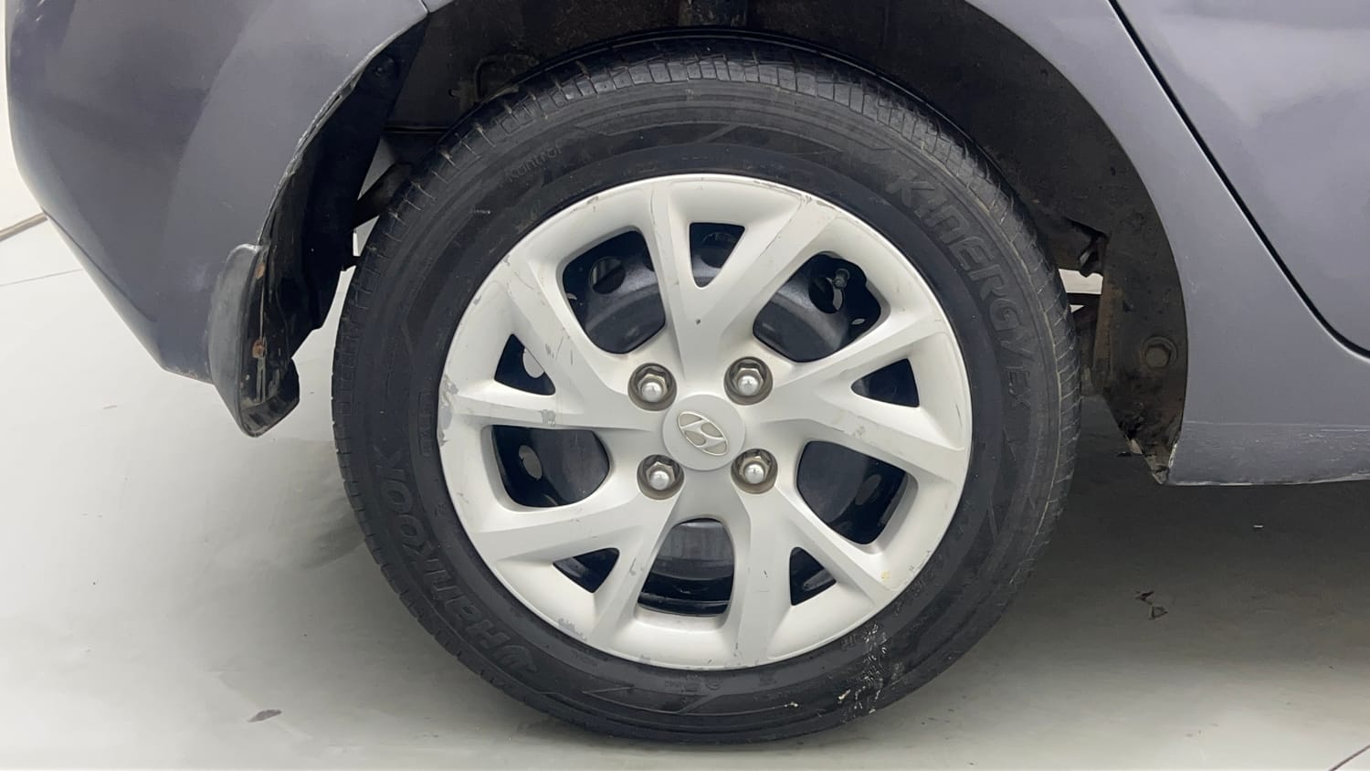 Used 2018 Hyundai Grand i10 Magna AT 1.2 Kappa VTVT Petrol Automatic tyres RIGHT REAR TYRE RIM VIEW