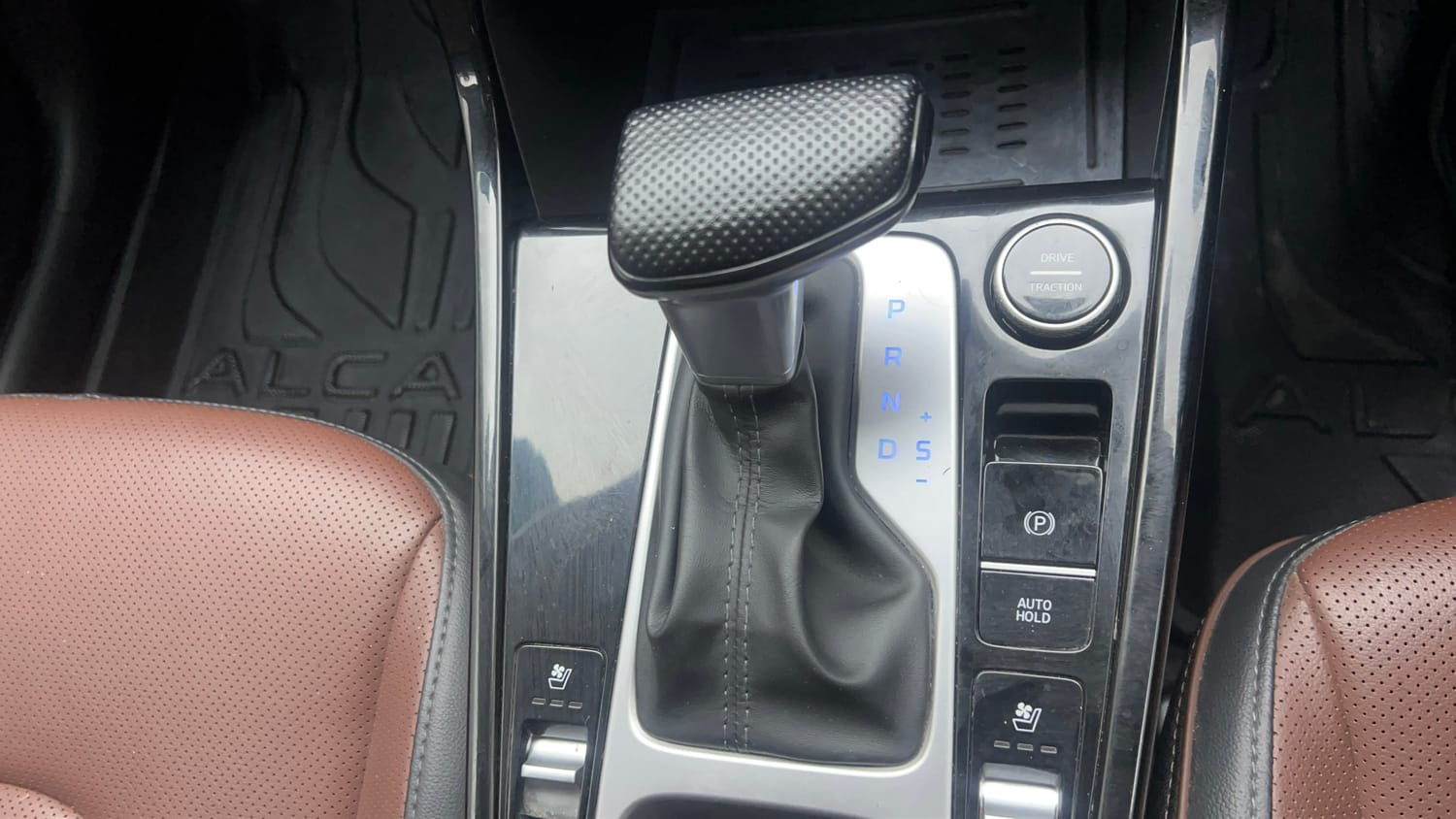 Used 2023 Hyundai Alcazar Signature (O) 7 Seater 1.5 Diesel AT Diesel Automatic interior GEAR  KNOB VIEW