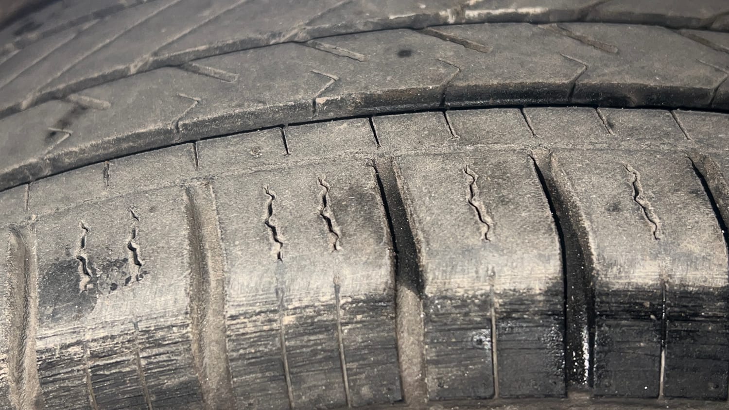 Used 2019 Volkswagen Ameo Trendline 1.0L (P) Petrol Manual tyres RIGHT FRONT TYRE TREAD VIEW